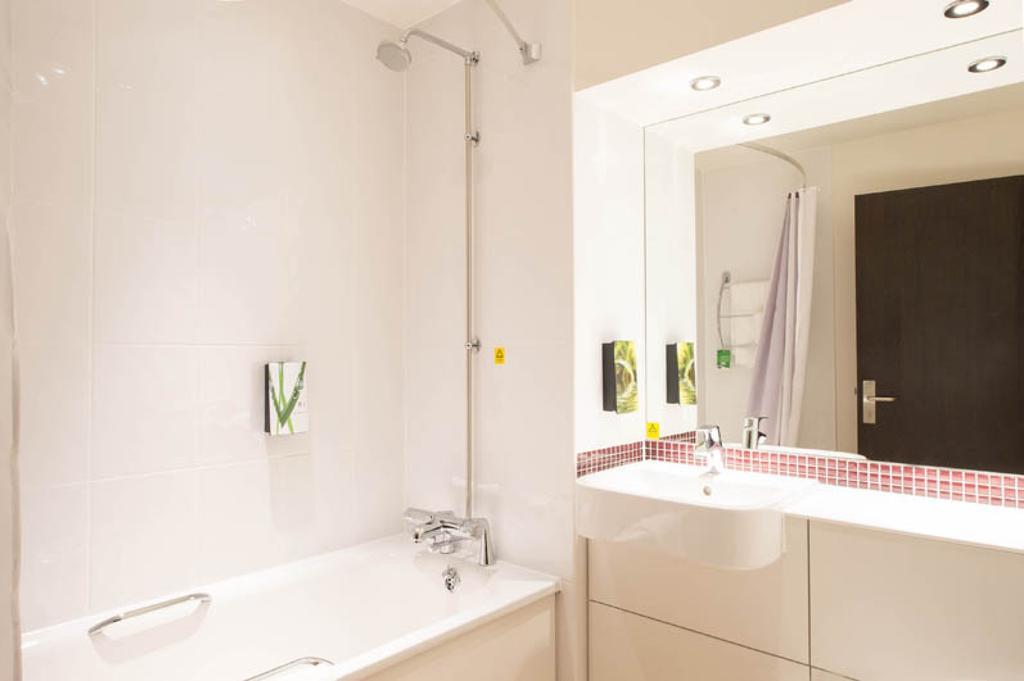 Premier Inn Birmingham City Centre Broad Street Экстерьер фото
